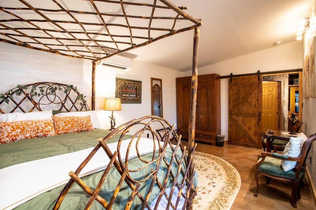 Pet Friendly! Hot Tub, 2Mins From Main, Fire Pit Villa Fredericksburg Exterior photo
